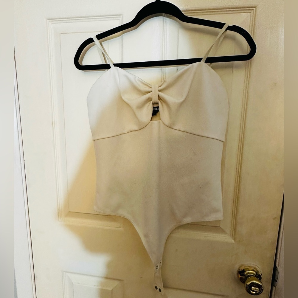 NWOT Express Womens bodysuit Bow front size large keyhole tank top sleeves